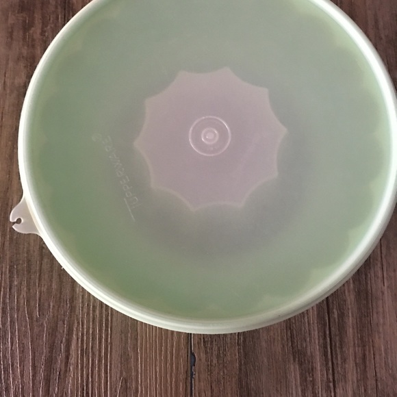 Jello Mold - light Green w-clear lid-Tupperware - Picture 9 of 10